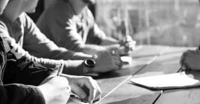 Personnes réunies autour d'une table de réunion - Noir et blanc